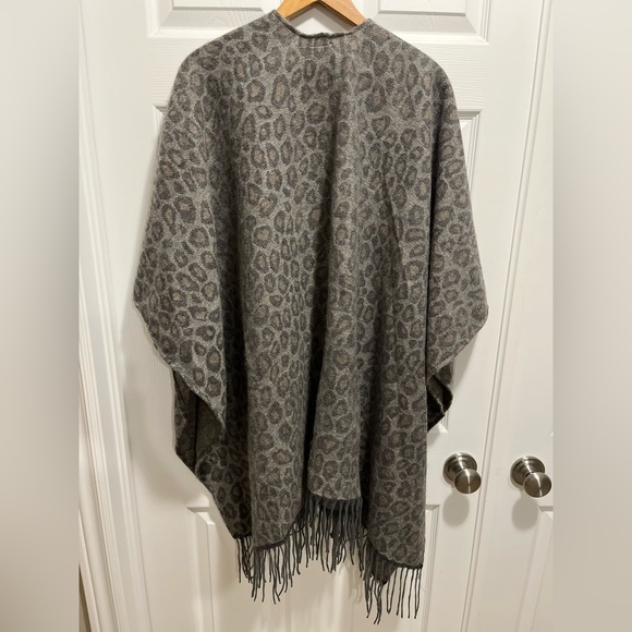 Woolrich Leopard Print Cozy Blanket Poncho Wrap One Size - Picture 3 of 9